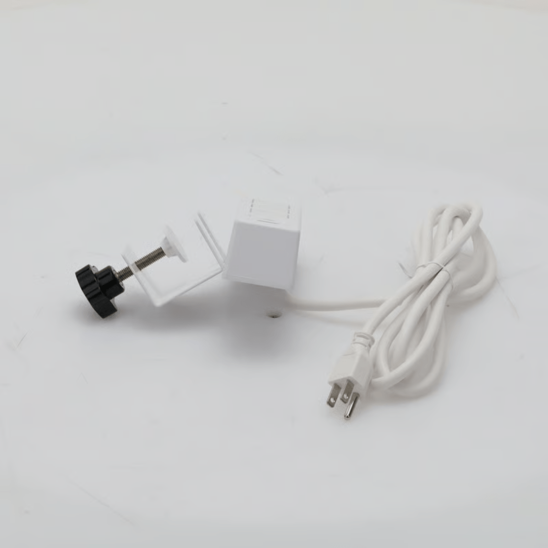 Tomacorriente para Escritorio Ajustable a Diferentes Grosores 3 Contactos 110VC 2 Contactos para Carga USB EPCOM POWERLINE  EM-3AC-WH - SILYMX