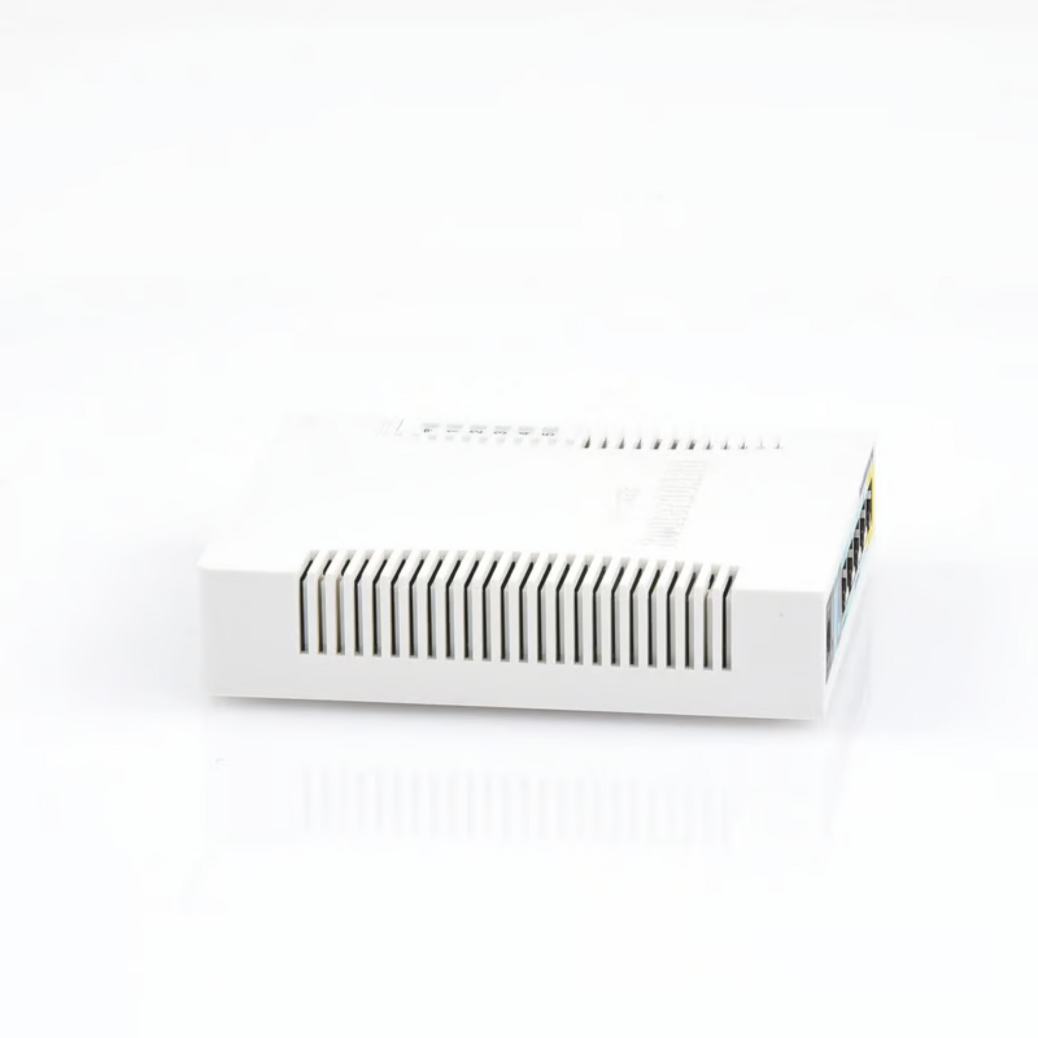 RouterBoard 5 Puertos Fast 1 Puerto USB WiFi 2.4 GHz 802.11 b/g/n Gran Cobertura con Antena 2.5 dbi hasta 1 Watt de Potencia RB951Ui-2HnD - SILYMX