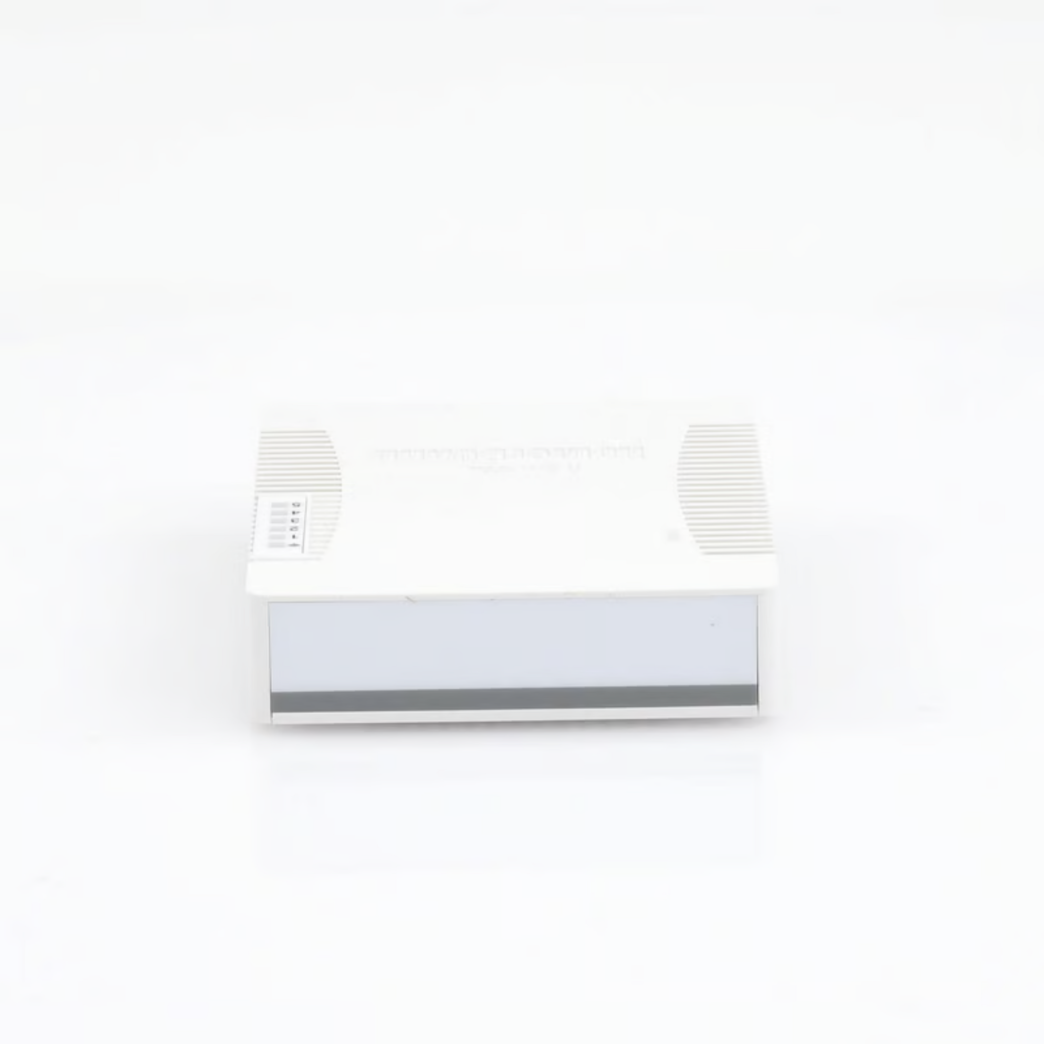 RouterBoard 5 Puertos Fast 1 Puerto USB WiFi 2.4 GHz 802.11 b/g/n Gran Cobertura con Antena 2.5 dbi hasta 1 Watt de Potencia RB951Ui-2HnD - SILYMX