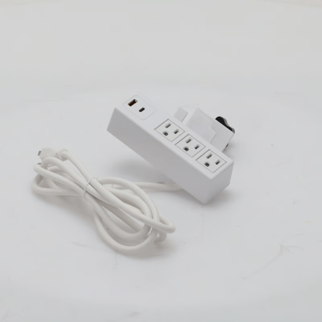 Tomacorriente para Escritorio Ajustable a Diferentes Grosores 3 Contactos 110VC 2 Contactos para Carga USB EPCOM POWERLINE  EM-3AC-WH - SILYMX