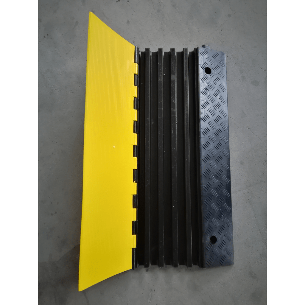 Protector de Cable de 5 Canales Base de Goma y Tapa de Plástico Capacidad 4.6 Toneladas Canal 38x35MM Longitud 90 cm Amarillo y Negro AC905-CV - SILYMX