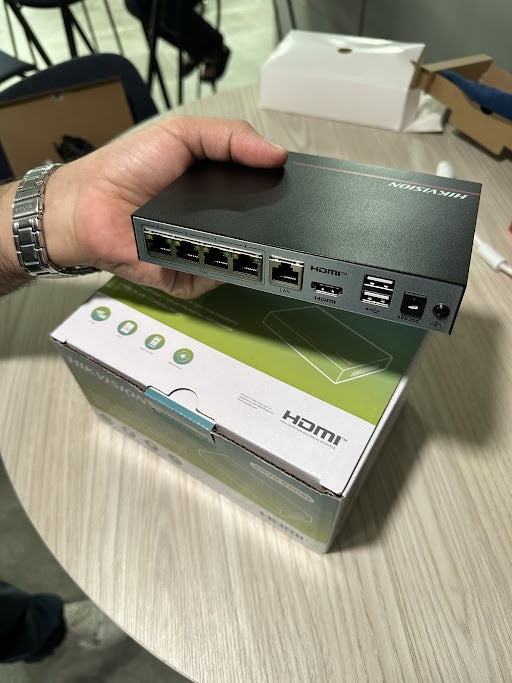 NVR + eSSD 4 Megapixel 4 Canales IP 4 Puertos PoE+ eSSD de 1 TB ACUSENSE Diseño Compacto y Cero Ruido DS-E04NI-Q1/4P/1T - SILYMX