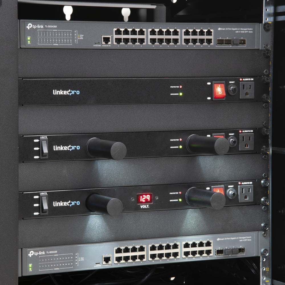 PDU para Distribución de Energía Montaje en Rack 11 salidas Instalación Horizontal de 19in 1U 15 Amp 120 Vca LINKEDPRO BY EPCOM LP-PDU-11 - SILYMX