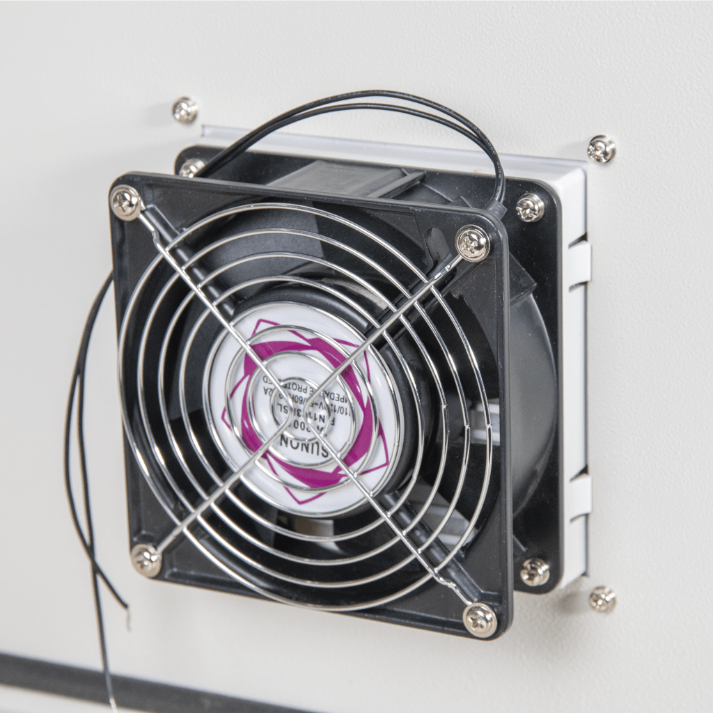 Gabinete Ventilado de Acero IP55 Uso en Exterior (593 x 609 x 399 mm) con Placa Trasera Interior Metálica y Compuerta Inferior Atornillable. Incluye Ventilador, Ventilas, filtros, Montaje Rack 19", Terminal de Tierra Física, Chapas y Ll PRECISION - Imagen 7