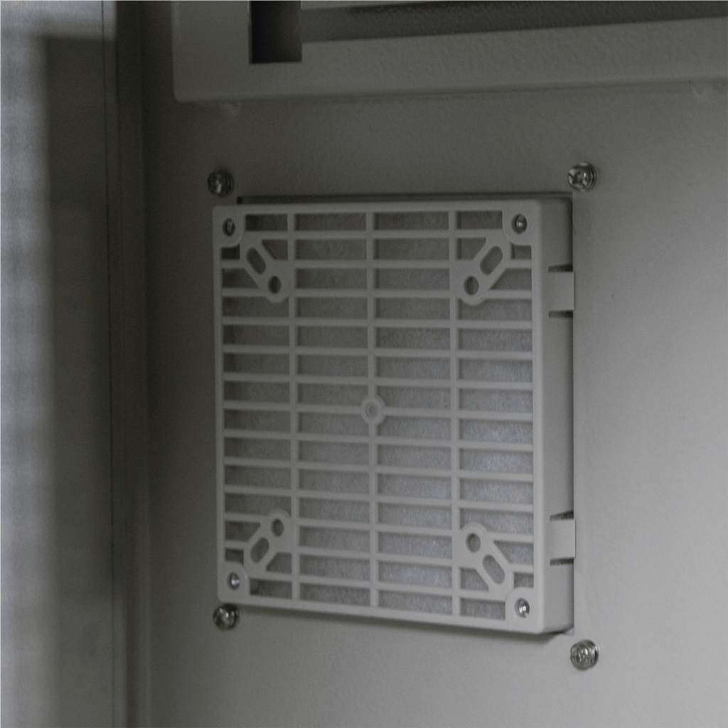 Gabinete Ventilado de Acero IP55 Uso en Exterior (593 x 609 x 399 mm) con Placa Trasera Interior Metálica y Compuerta Inferior Atornillable. Incluye Ventilador, Ventilas, filtros, Montaje Rack 19", Terminal de Tierra Física, Chapas y Ll PRECISION - Imagen 8