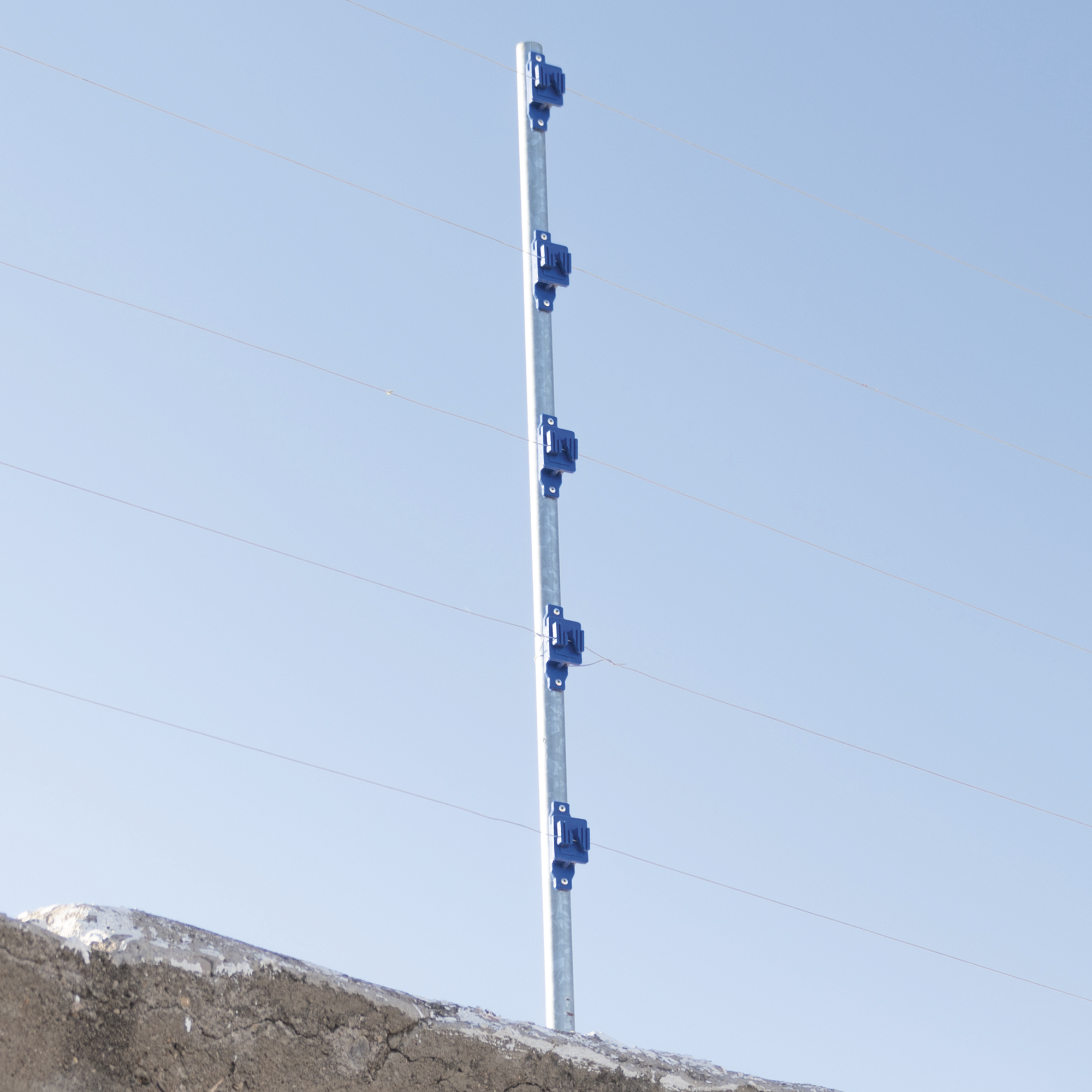 Aislador de Paso colo Azul reforzado para cercos eléctricos, resistente al clima extremoso SFIRE - Imagen 2