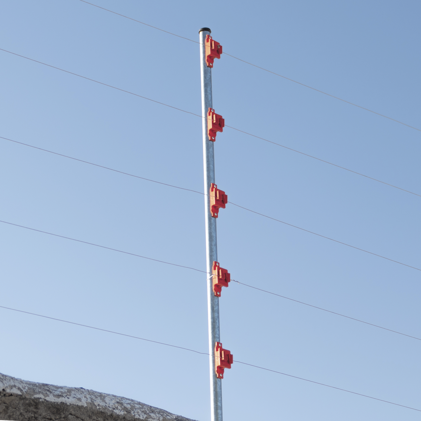 Aislador de Paso color Rojo reforzado para cercos eléctricos, resistente al clima extremoso SFIRE - Imagen 2