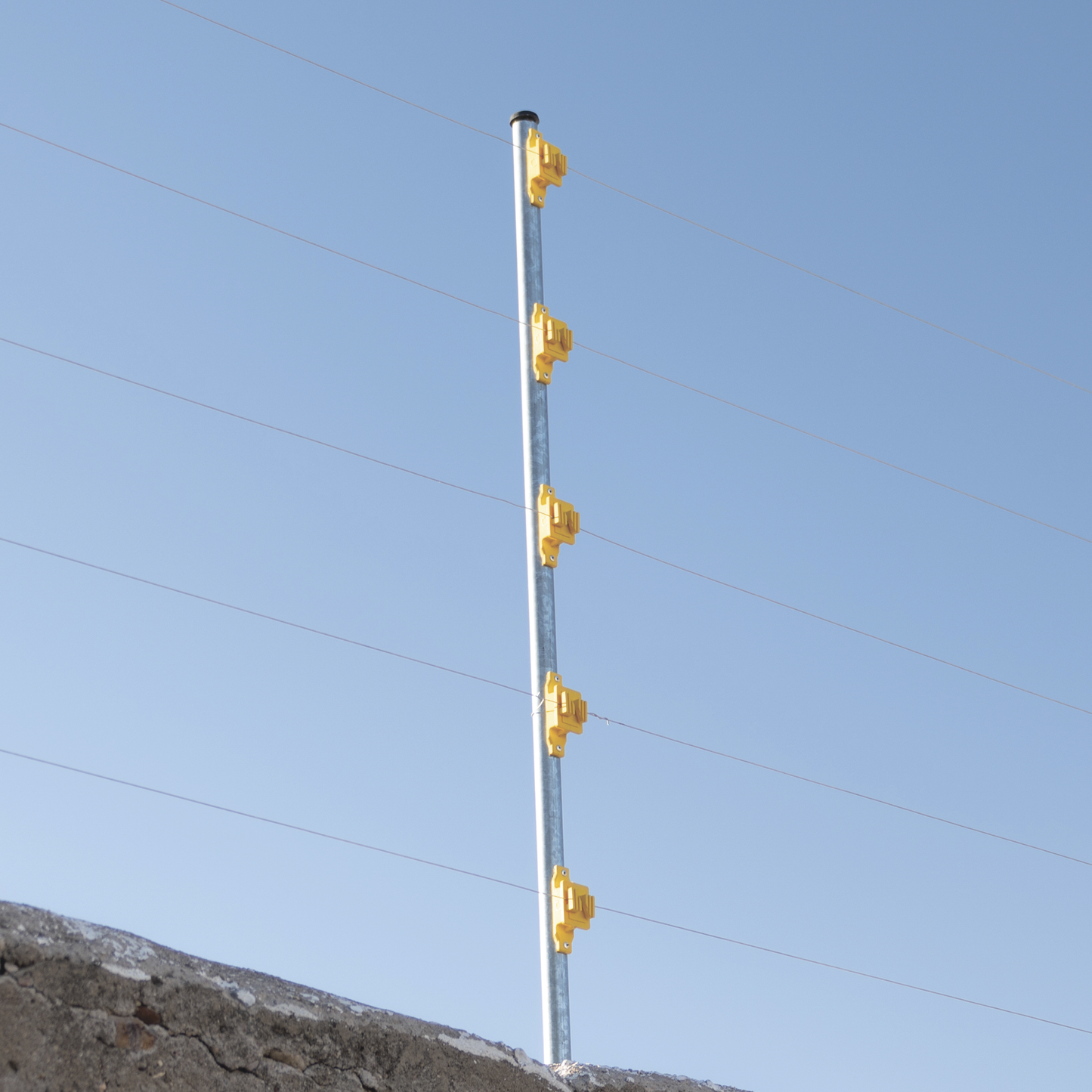 Aislador de Paso color Amarillo reforzado para cercos eléctricos, resistente al clima extremoso SFIRE - Imagen 2