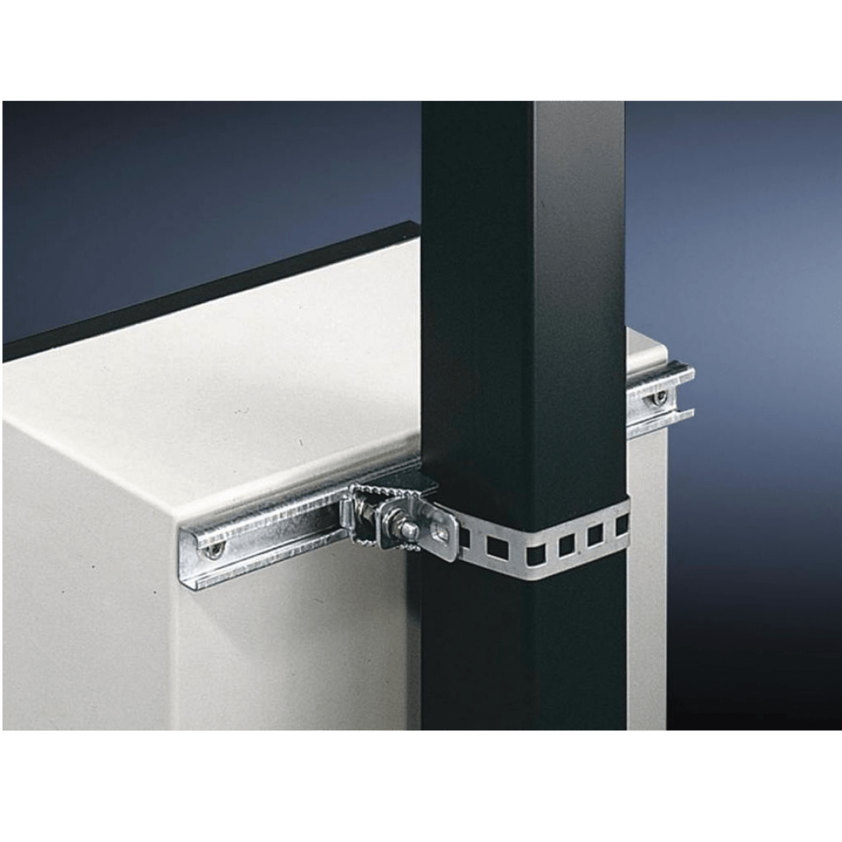 Juego de 2 Herrajes Metálicos para Fijación de Gabinetes Línea PST en Poste Cuadrado o Redondo. Incluye Tornillería de Instalación. - SILYMX